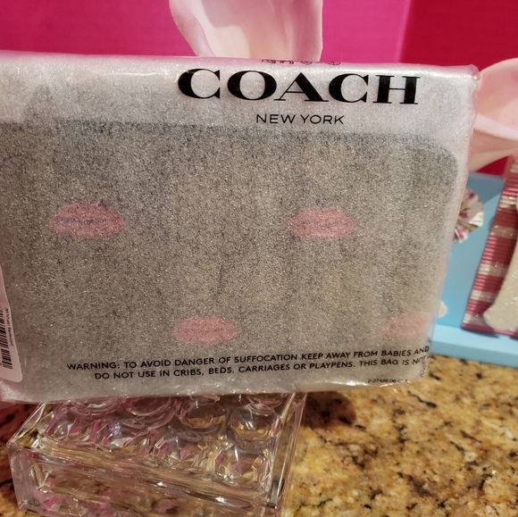 Coach Wristlet with lips printstyle NWT - Picture 1 of 9